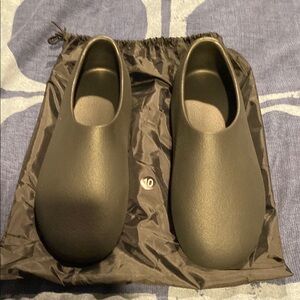 Yeezy SL-01 size 10